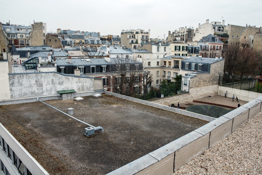 Collège Eugène Delacroix. Détail terrasse A depuis la terrasse B. Source : Mairie de Paris Christophe Noel ©